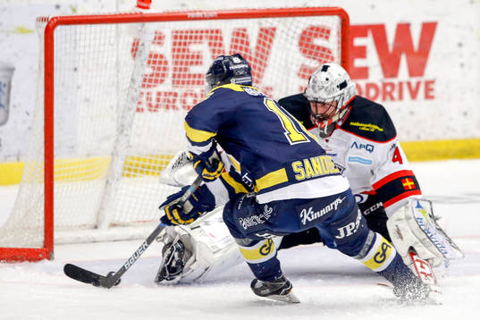 s Filip Sandberg gör 3-0 bakom Malmö Redhawks målvakt