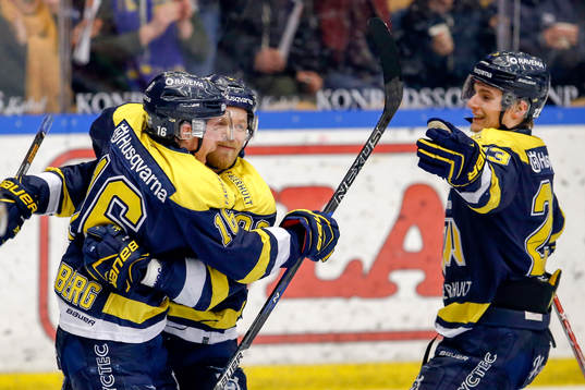 s Filip Sandberg, Ted Brithén och Lias Andersson jublar