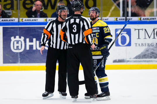 Domarna Patrik Sjöberg och Domare Linus Öhlund i