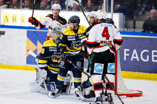 s målvakt Linus Söderström deppar