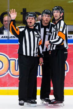 Domarna Patrik Sjöberg och Domare Linus Öhlund i