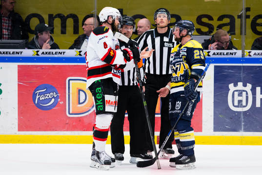 s Chris Abbott i diskussion med domaren Patrik Sjöberg