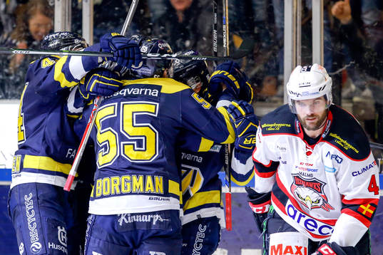 s Filip Sandberg jublar med lagkamrater
