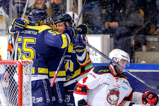 s Filip Sandberg jublar med lagkamrater