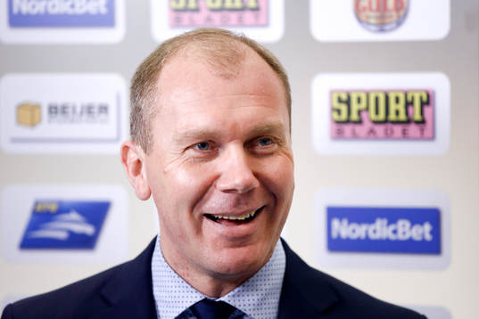 s tränare Johan Lindbom glad
