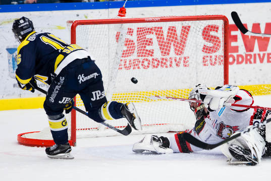 s Filip Sandberg gör mål till 3-1 bakom Malmö Redhawks