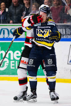 s Oscar Sundh och Malmö Redhawks Noah Welch i gruff