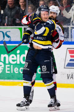s Oscar Sundh och Malmö Redhawks Noah Welch i gruff