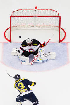 s Oscar Sundh gör mål till 5-1 bakom Malmö Redhawks