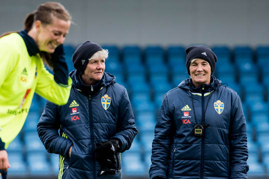 Lotta Schelin, förbundskapten Pia Sundhage och