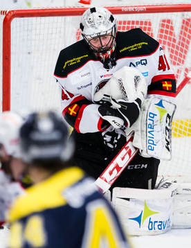 Malmö Redhawks målvakt Cristopher Nihlstorp räddar