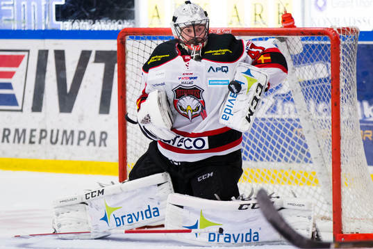 Malmö Redhawks målvakt Cristopher Nihlstorp räddar
