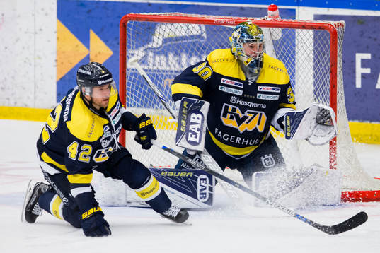 s Dylan Reese och målvakt Linus Söderström försvarar
