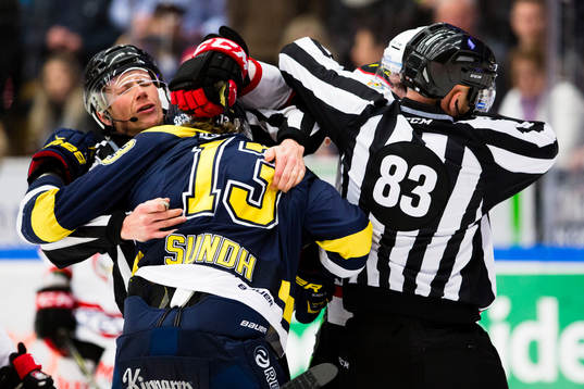s Oscar Sundh i gruff med Malmö Redhawks Noah Welch