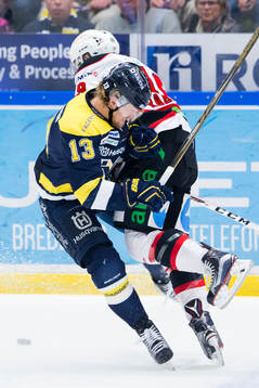 s Oscar Sundh tacklar Malmö Redhawks Rhett Rakhshani
