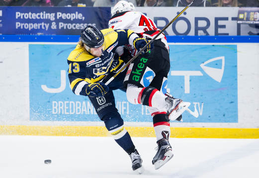 s Oscar Sundh tacklar Malmö Redhawks Rhett Rakhshani