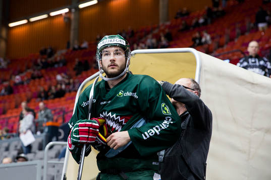 Frölundas Casey Wellman blir riggad med en ljudmick innan