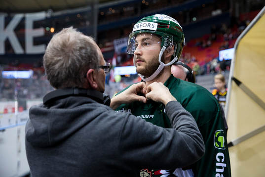 Frölundas Casey Wellman blir riggad med en ljudmick innan