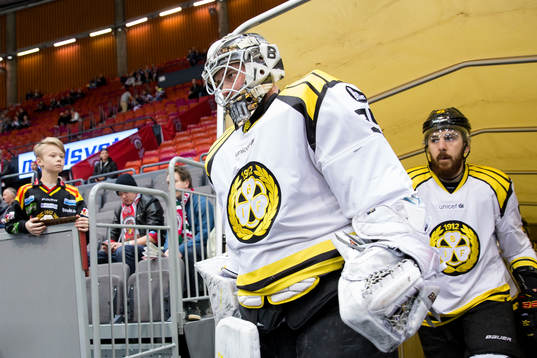 Brynäs målvakt David Rautio på väg in till isvärmningen