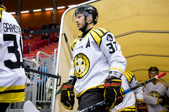 Brynäs Elias Fälth på väg in till isvärmningen