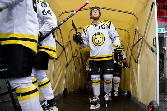 Brynäs Jacob Blomqvist på väg in till isvärmningen