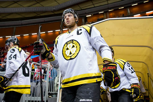 Brynäs Jacob Blomqvist på väg in till isvärmningen