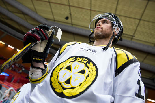 Brynäs Daniel Paille på väg in till isvärmningen