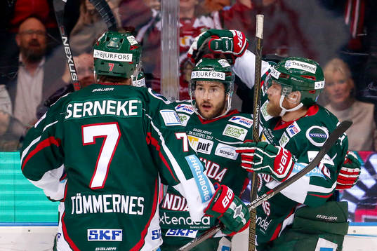 Frölundas Casey Wellman jublar med lagkamrater