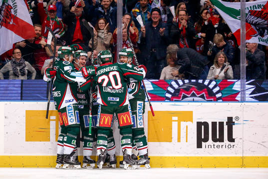 Frölundas Casey Wellman jublar med lagkamrater