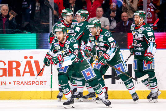 Frölundas Casey Wellman jublar med lagkamrater