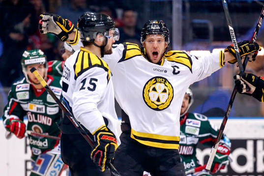 Brynäs Simon Bertilsson och Jacob Blomqvist jublar