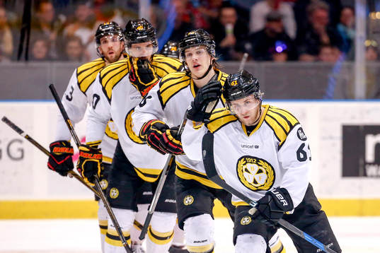 Brynäs Juuso Ikonen jublar med lagkamrater