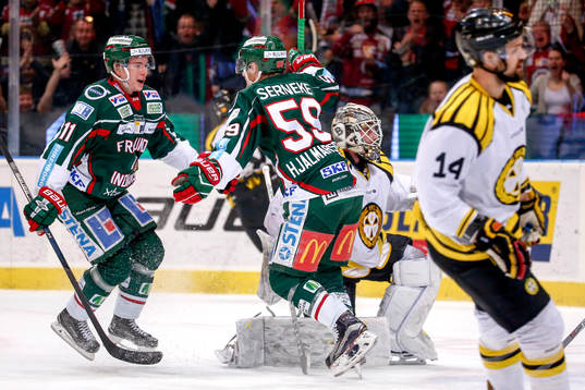 Frölundas Victor Olofsson och Simon Hjalmarsson jublar
