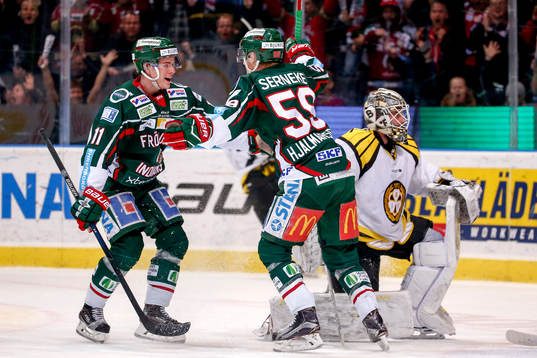 Frölundas Victor Olofsson och Simon Hjalmarsson jublar