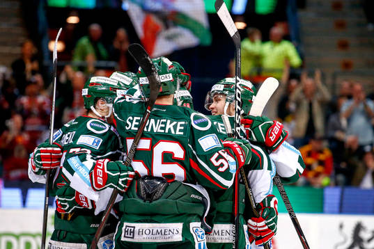 Frölundas Sean Bergenheim jublar med lagkamrater
