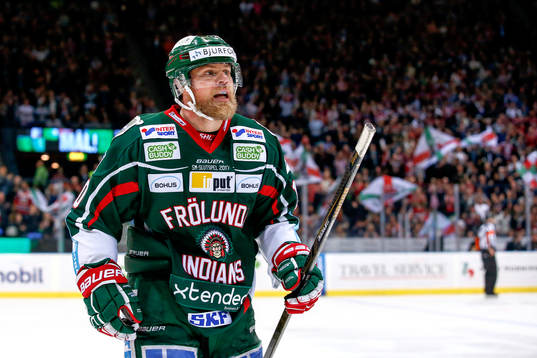 Frölundas Sean Bergenheim jublar med lagkamrater