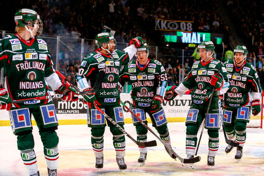 Frölundas Simon Hjalmarsson jublar med lagkamrater