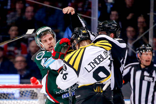 Frölundas Henrik Tömmernes och Brynäs Oskar Lindblom i