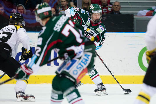 Frölundas Rasmus Dahlin dribblar