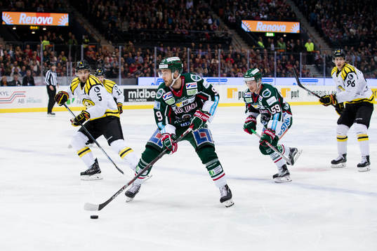 Frölundas Casey Wellman och Simon Hjalmarsson och Brynäs