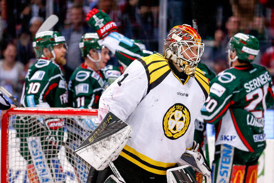 Brynäs målvakt Felix Sandström deppar