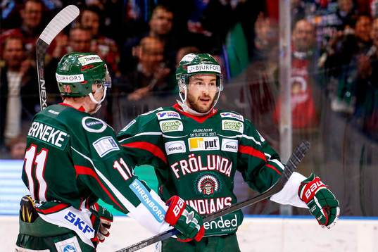 Frölundas Victor Olofsson och Casey Wellman jublar