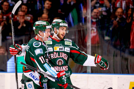 Frölundas Victor Olofsson och Casey Wellman jublar