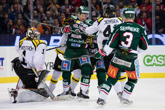 Frölundas Johan Sundström och Brynäs Jesper Jensen i