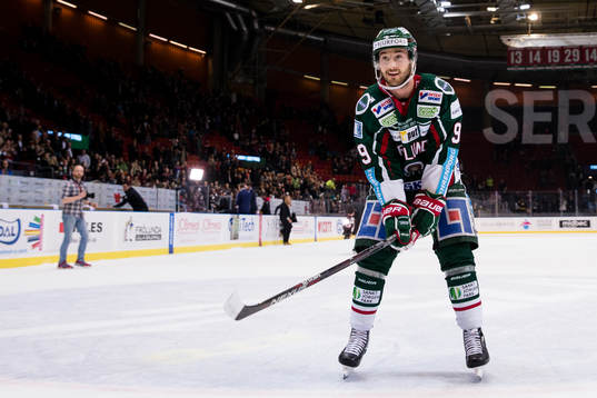 Frölundas Casey Wellman jublar och tackar publiken