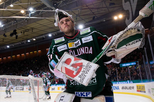 Frölundas målvakt Johan Gustafsson jublar och tackar