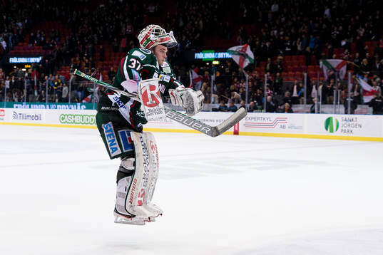 Frölundas målvakt Johan Gustafsson hoppar framför klacken