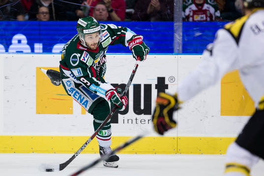 Frölundas Casey Wellman skjuter ett skott