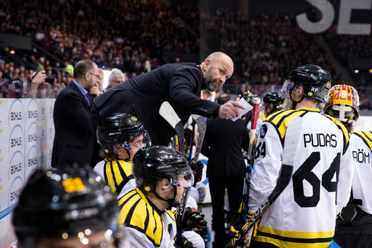 Brynäs assisterande tränare Tommy Sjödin instruerar
