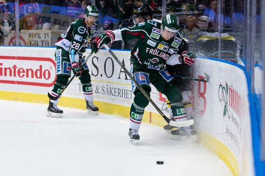 Frölundas Carl Grundström tacklar Brynäs Pathrik